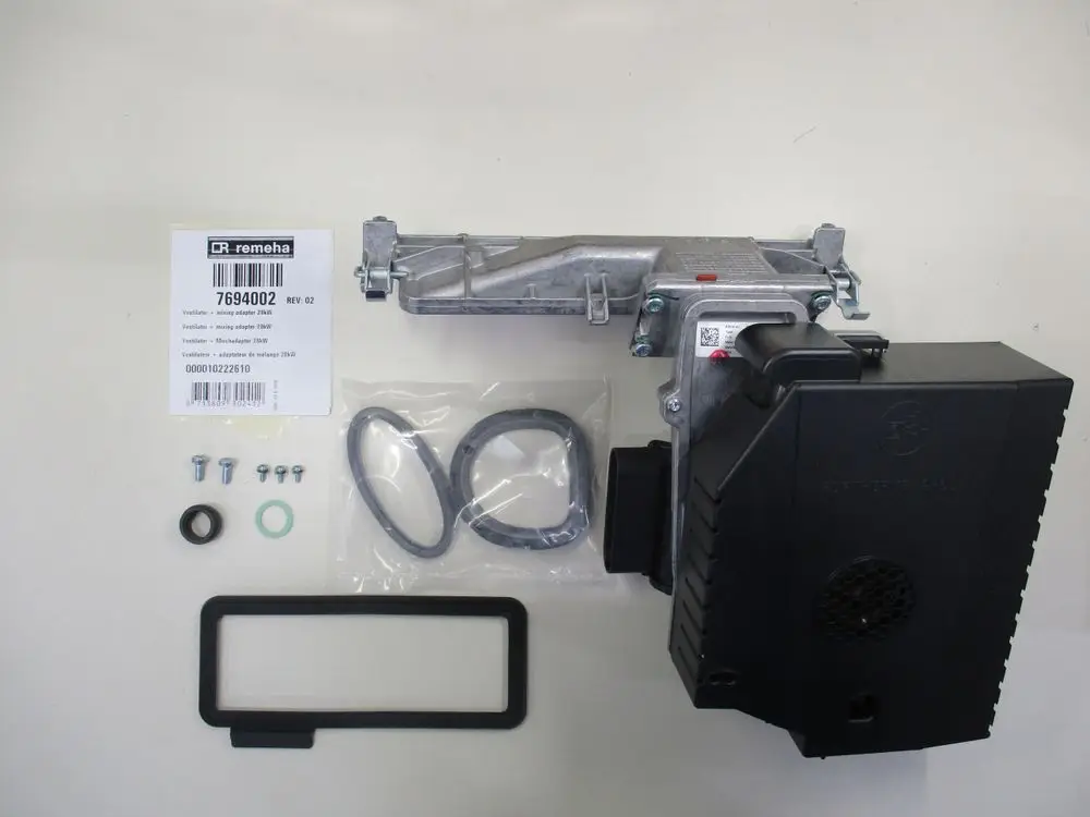 Gebläseeinheit von Remeha mit zugehörigen Dichtungen, Schrauben und Adapter. Teile befinden sich auf einem weißen Untergrund.